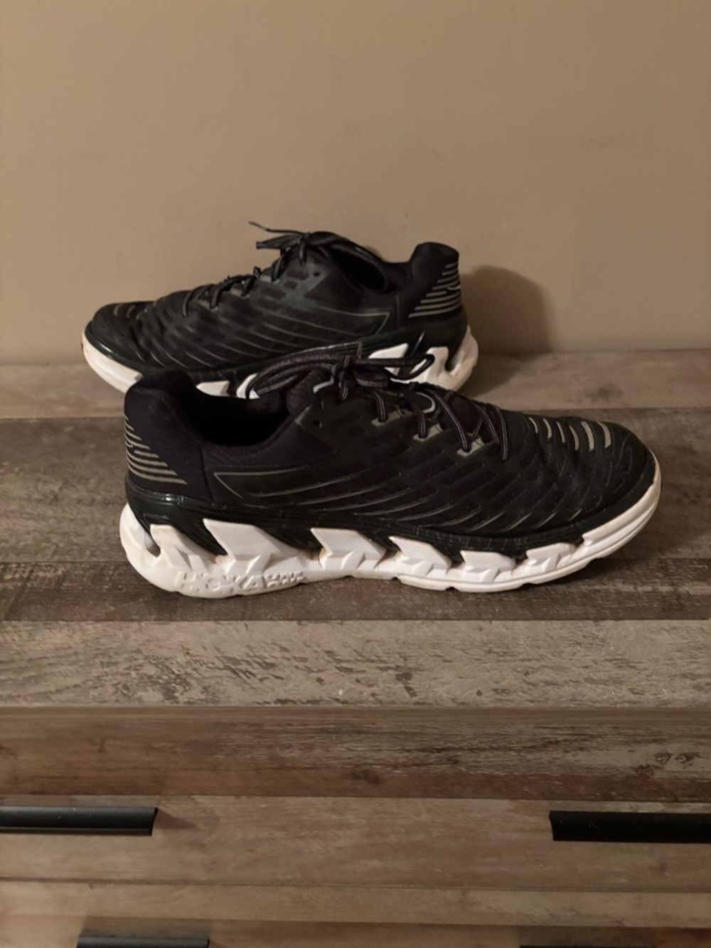 HOKA ONE MENS VANQUISH 3 Black  Running shoe size 13 - Picture 2 of 7